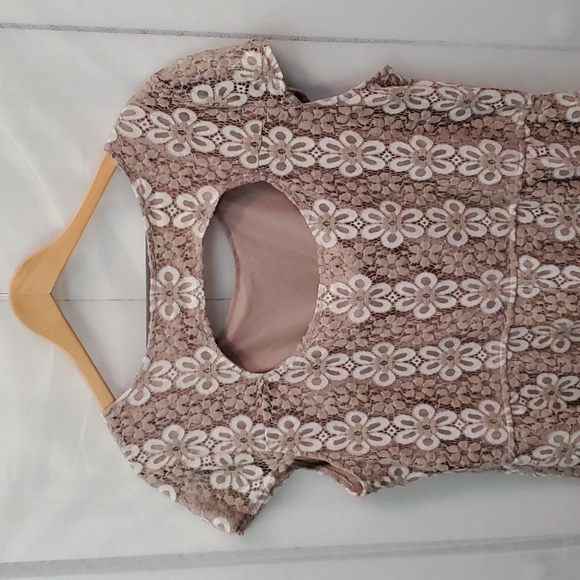 Pinky Lace Dress with Keyhole Back - Picture 4 of 7